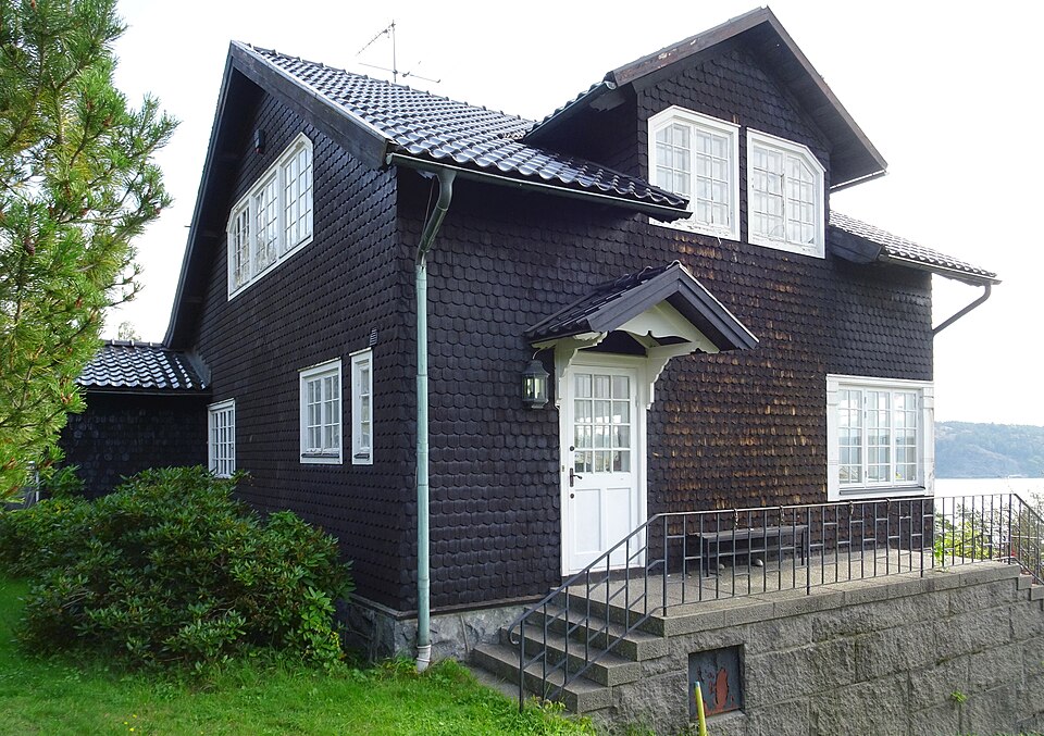 Villa Sjöstigen på Lidingö med mörka takpannor och stuprör