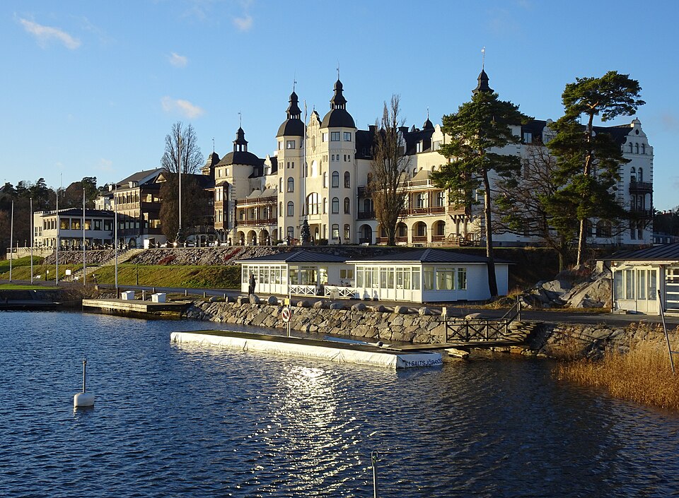 Grand Hotel Saltsjöbaden vid vattnet i Saltsjöbaden i Nacka