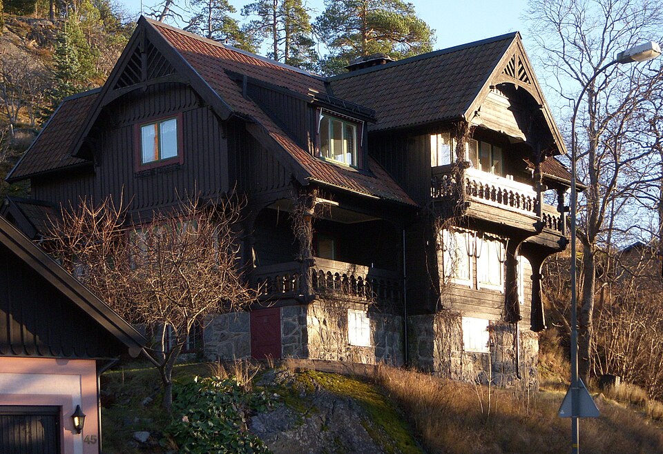 Villa på Ringvägen i Saltsjöbaden med flera gavlar och sammansatta takfall